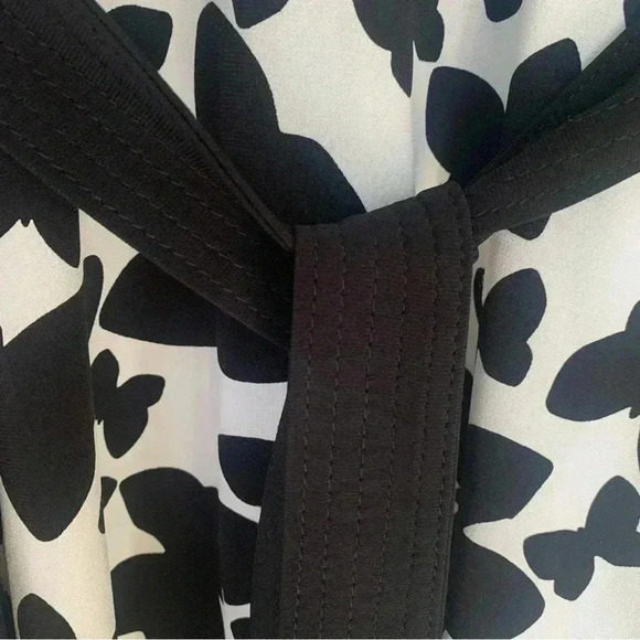 WHITE HOUSE BLACK MARKET - Black and white Butterfly pattern wrap dress - Size 6 - Picture 4 of 7